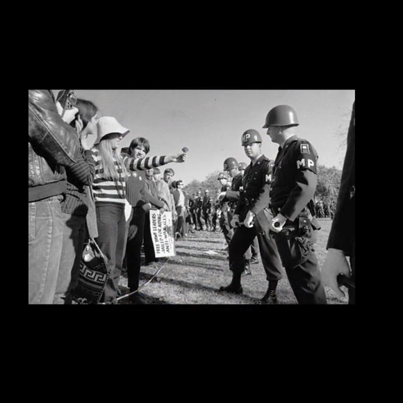 Look What’s Happening Out In The Streets Got A - Picture 7 of 8